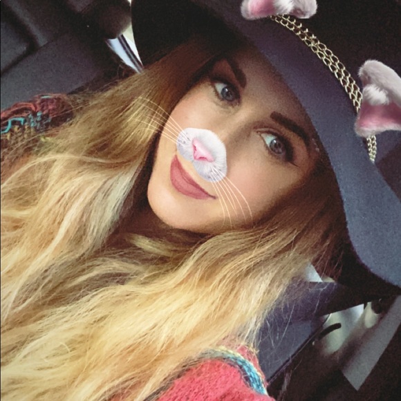 welcome to my closet!🌿 - Picture 3 of 6